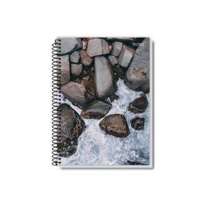 Coleção New: cadernos universitários de 1 a 20 matérias, capa dura. As capas trazem belas estampas de paisagens naturais, como montanhas, praias e folhagens verdes.