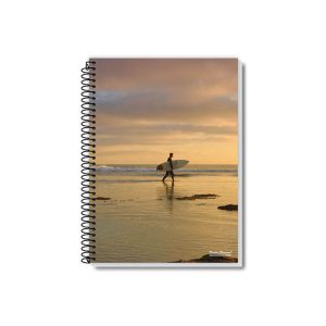 A Coleção Up reúne cadernos universitários e cadernos 1/8 de 1 e 10 matérias, com capa dura resistente e acabamento de alta qualidade. As capas trazem estampas esportivas vibrantes, inspiradas em modalidades como tênis, futebol, surfe e skate, transmitindo movimento, energia e motivação para o seu dia a dia de estudos.