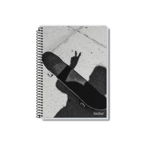 A Coleção Up reúne cadernos universitários e cadernos 1/8 de 1 e 10 matérias, com capa dura resistente e acabamento de alta qualidade. As capas trazem estampas esportivas vibrantes, inspiradas em modalidades como tênis, futebol, surfe e skate, transmitindo movimento, energia e motivação para o seu dia a dia de estudos.