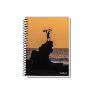 A Coleção Up reúne cadernos universitários e cadernos 1/8 de 1 e 10 matérias, com capa dura resistente e acabamento de alta qualidade. As capas trazem estampas esportivas vibrantes, inspiradas em modalidades como tênis, futebol, surfe e skate, transmitindo movimento, energia e motivação para o seu dia a dia de estudos.